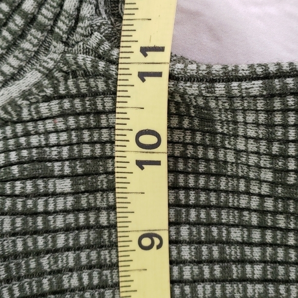 FOREVER 21 Stretchy Rib Knit Belly Crop Top Deep V Neck Green Short Sleeve EUC M - Picture 8 of 11